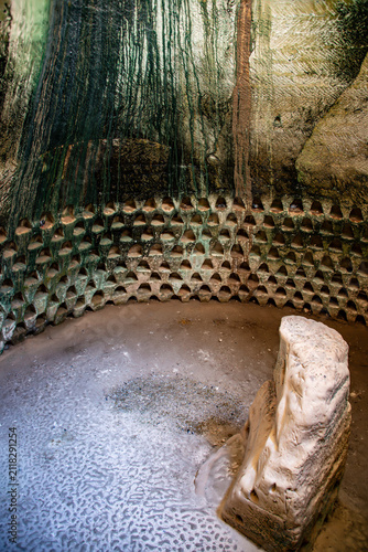 Фотография Pigeons can still be seen roosting in the niches built by Romans thousands of ye