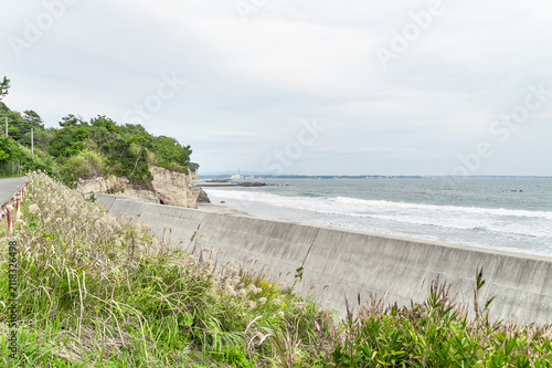 Obraz na płótnie 防波堤に打ち寄せる波と断崖の海岸風景/Coastal View of Waves Crashing Against Seawall and Steep Clif