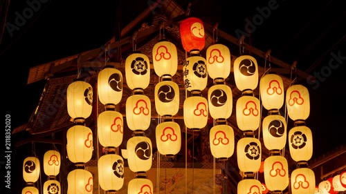 京都の祇園祭　前祭の宵山　風に揺れる放下鉾（ほうかほこ）の提灯