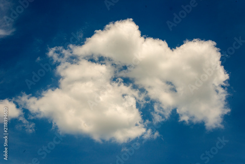 Ein blauer Himmel mit Wolken