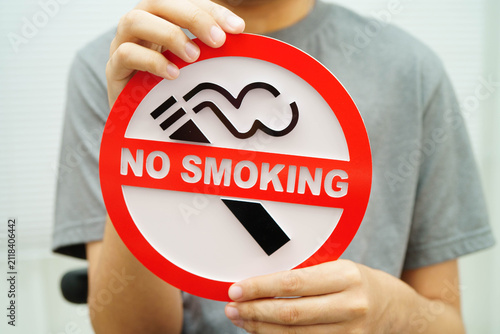Fotografía Male holding a no smoking sign.