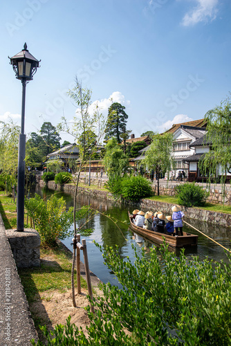 Quadro su tela 岡山県倉敷市の美観地区の倉敷川沿いの風景と和船