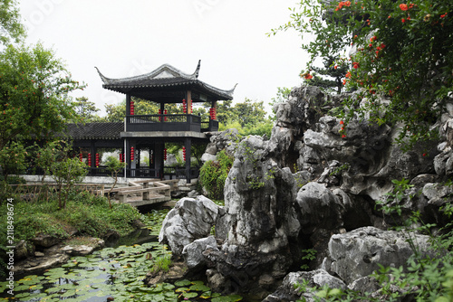 Foto Traditional Chinese Pavilion in Classical Garden with Limestone Rocks