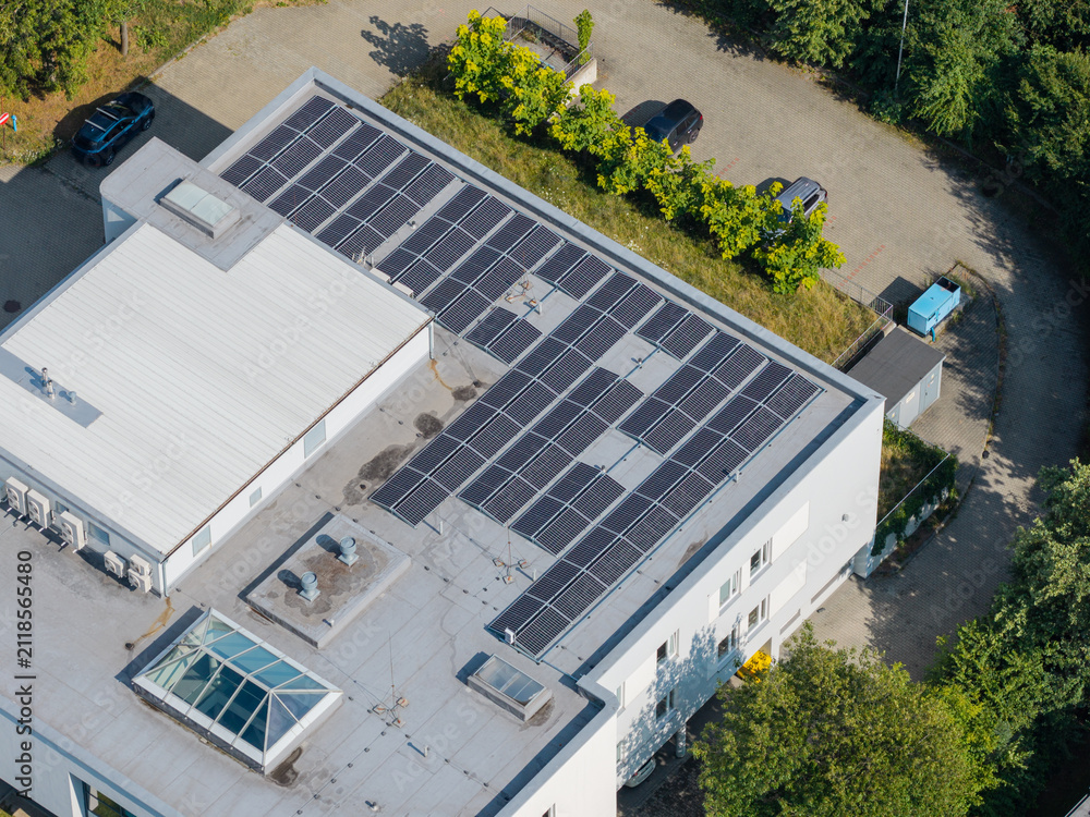Obraz premium Building roof installing solar panels for clean energy and sustainable future