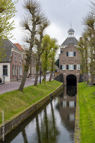 Konstfotografi Nieuwpoort historic Waag building and canal with pollarded trees
