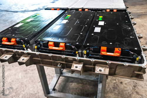 Fotografía EV car battery pack lying on workbench in modern auto service center, ready for