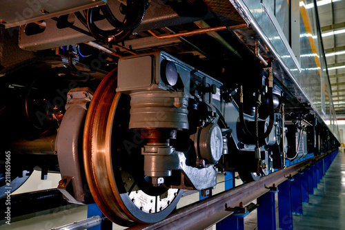 Foto Metro Train Undercarriage and Wheelset in Rail Maintenance Facility