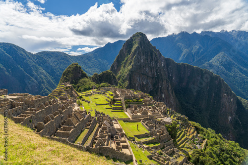 Bild auf Leinwand Ancient stone ruins of the Inca citadel Machu Picchu sprawling across a mountain