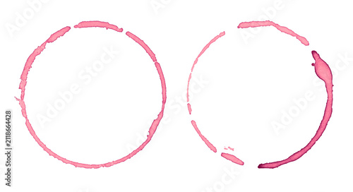 Foto extreme macro close-up of a perfectly circular, dried red wine ring stain, showc