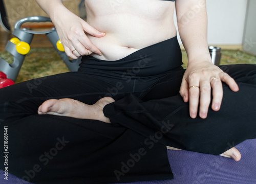 Fotografía Woman demonstrating belly fat before doing yoga for weight loss and breathing exercises