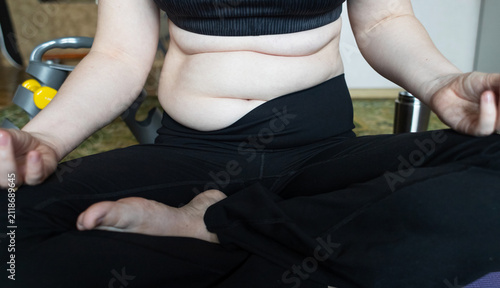 Fotografía Woman demonstrating belly fat before doing yoga for weight loss and breathing exercises