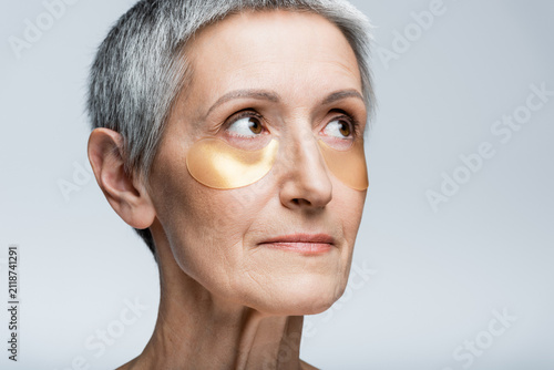 Fotografía Radiance in a moment of self care for a senior woman embracing beauty