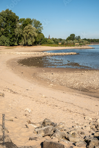 Trockengefallenes Rheinufer bei sommerlichem Niedrigwasser in Köln, Nordrhein-Westfalen, Deutschland