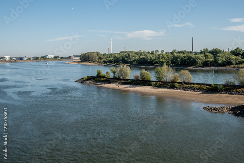 Bild auf Leinwand Niedrigwasser am Rhein legt Uferflächen im heißen Sommer frei, Köln, Nordrhein-W