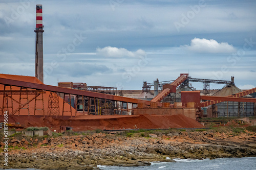 Fotografie Heavy Industrial Alumina Refinery and Primary Aluminum Processing Plant Illustra