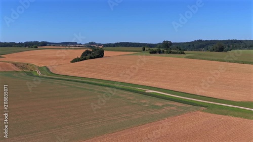 Abgeerntetes Getreidefeld, Stoppelfeld, Sommer, Trockenheit, Klimawandel, Luftaufname, Drohnenaufnahme, Landschaft, Bayern, Deutschland
