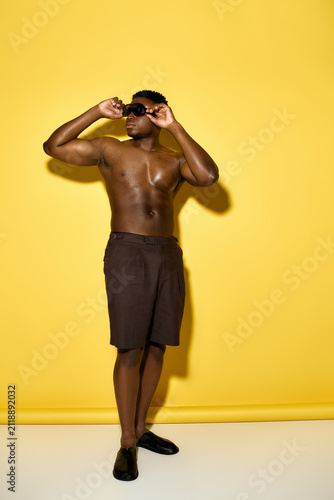 Fotografía Stylish summer look of a handsome African American man against a bright yellow b