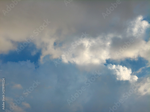 Foto Dramatic sky filled with fluffy white clouds and blue patches during daytime