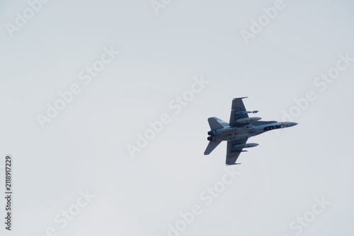 Obraz na plátne Military fighter jet flying through a clear sky