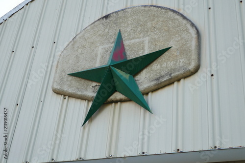 Canvastavla A star mounted on a basketball backboard
