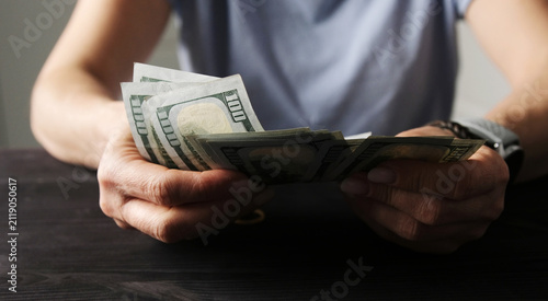 фотографія Lady Calculating Her Money Savings In Us Dollar Bills