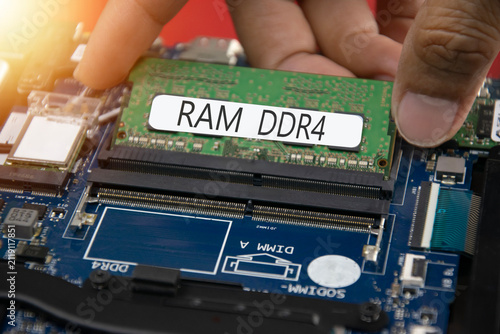 Canvastavla The image shows DDR4 RAM being installed on the motherboard.