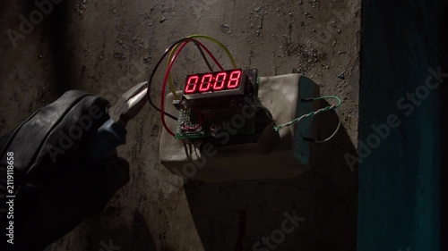 A bomb is deactivated in the last second.
