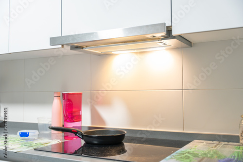 Obraz na plátně Modern kitchen hob with frying pan