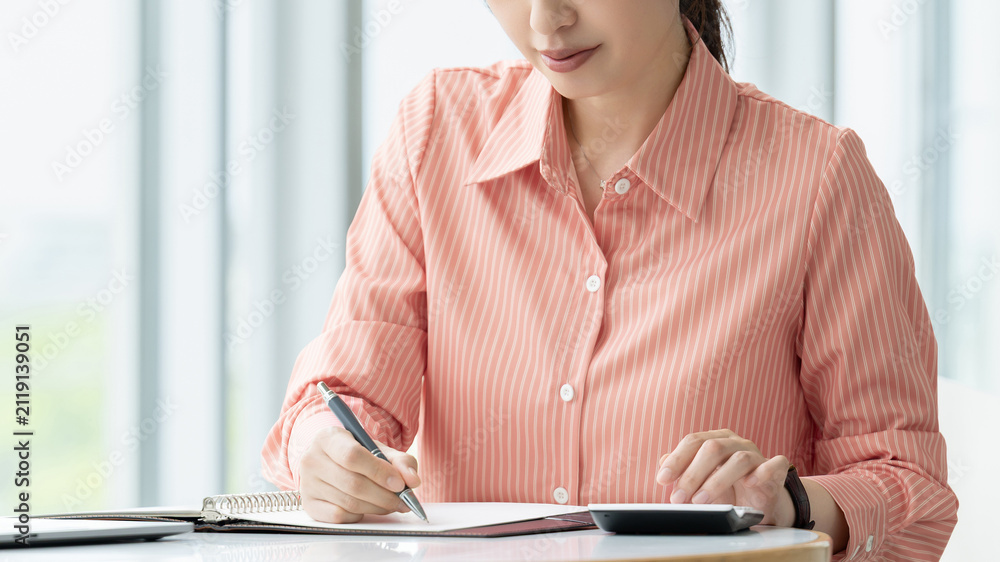 Fototapeta premium デスクワークをする女性ビジネスウーマン, Businesswoman Doing Desk Work