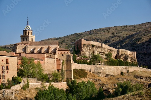 Foto Cathedral and fortress of Albarracín viewed from the valley in evening light