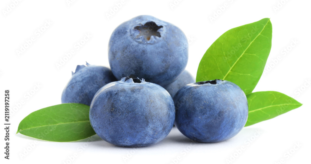 Obraz premium Tasty ripe blueberries with leaves isolated on white