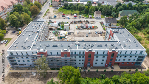 Foto Aerial view of a newly constructed modern apartment building in Gorzow Wielkopol