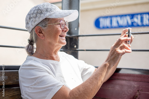 Fotografía Senior woman traveling and enjoying an outdoor sightseeing experience, holding a