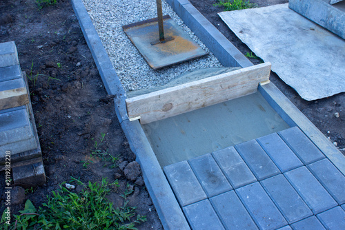 Укладка тротуарной плитки.Laying paving slabs.