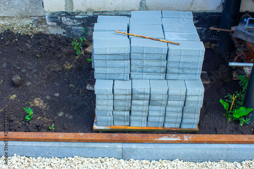 Тротуарная плитка сложена в штабель.The paving slabs are stacked.
