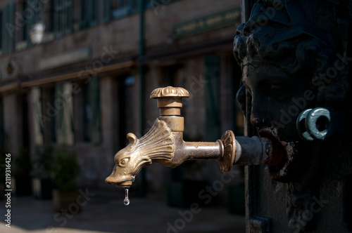 Фотография Goutte d'eau surprise à sa sortie d'une fontaine en cuivre