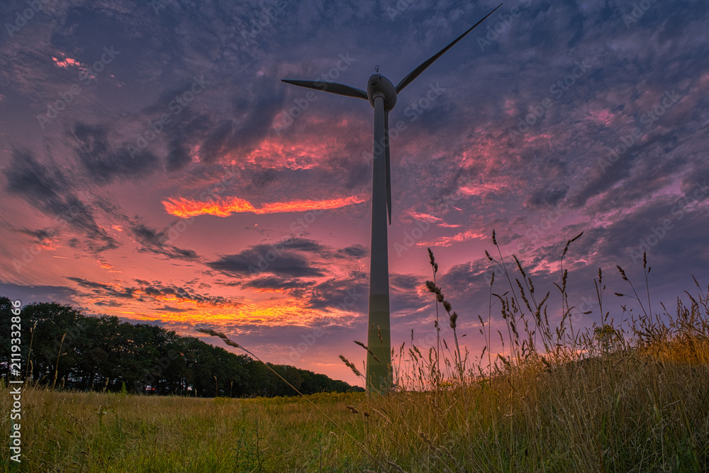 Obraz premium Windkraftanlage in der Dämmerung