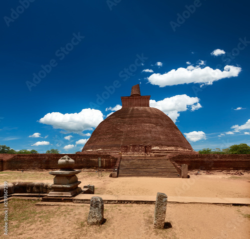 Cuadro en lienzo Scene featuring jetavaranama dagoba (stupa)