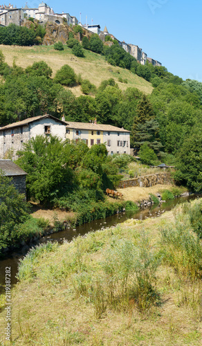 L'Ander sous la ville haute de Saint-Flour, département du Cantal, Auvergne, France