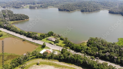 A represa Billings, em São 
Bernardo do Campo, cidade da região da Grande São Paulo, Brasil,  em imagem aérea obtida com sobrevoo de drone.