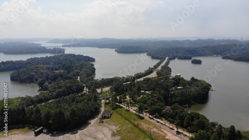 A represa Billings, em São 
Bernardo do Campo, cidade da região da Grande São Paulo, Brasil,  em imagem aérea obtida com sobrevoo de drone.
