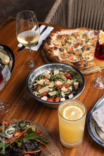 Ensalada y pizza