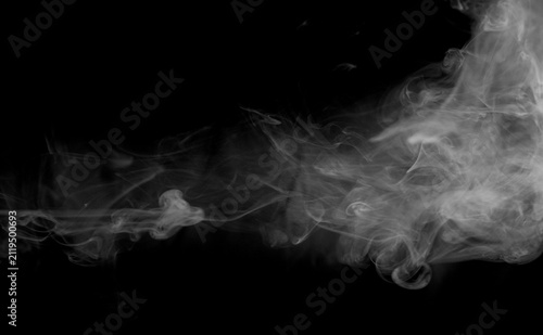Foto A delicate, feathery wisp of white smoke floats serenely against the blackness, its soft edges and translucent quality creating an image of quiet beauty and subtle, ephemeral form