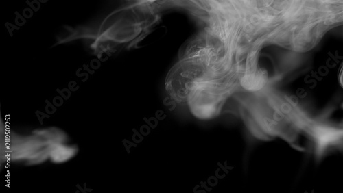 Fotografie Close-up view of intricate white smoke patterns swirling and diffusing, creating a detailed abstract texture on a black background