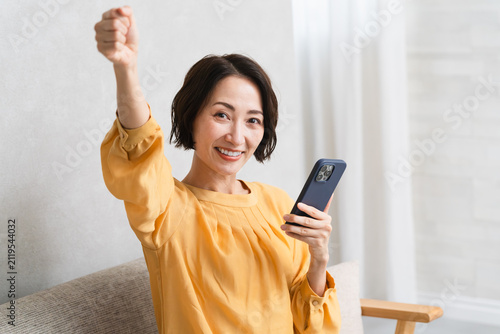 スマートフォンを操作する女性　ライフスタイルイメージ