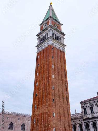 Foto Basilica San Marco and the bell tower and Doge's palace at the main Square in Ve