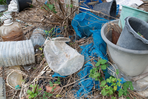 Foto Items are discarded and piled up in garbage, which has a negative impact on the environment