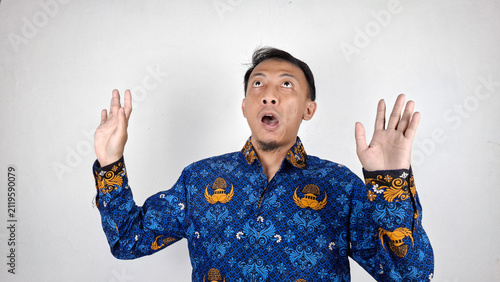 Bild auf Leinwand Surprised Young male civil servant making shocked expression in white background