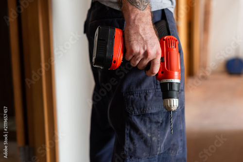 Foto Hand holding cordless drill tool