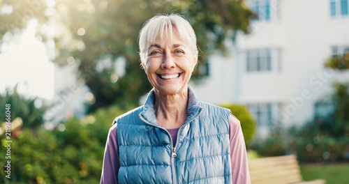 фотографія Fitness, portrait or old woman in backyard with smile, active aging or pride in workout hobby